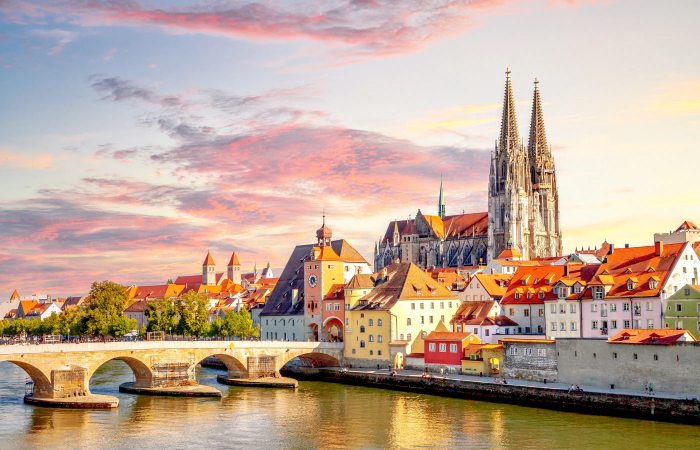 浪漫多瑙河輪１３天～雷根斯堡、克倫洛夫、維也納、梅爾克、布達佩斯（德國上船）