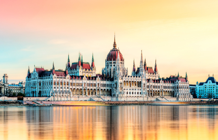 繽紛多瑙河輪１３天～布達佩斯、帕紹、梅爾克、克倫洛夫、維也納